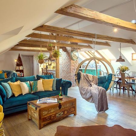 פראג Bohemian Chic 2 Bedroom 2 Bathroom Loft With Hanging Chair מראה חיצוני תמונה