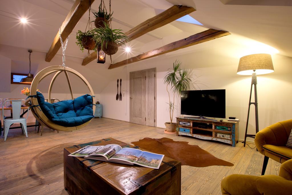 פראג Bohemian Chic 2 Bedroom 2 Bathroom Loft With Hanging Chair מראה חיצוני תמונה